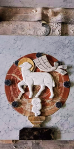 Cordeiro esculpido no Mármore Branco Carrara