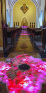 Piso Translúcido que troca de cor conforme o tempo litúrgico.