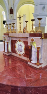 Altar de Mármore Travertino, Magma e Branco Nacional da Distribuidora Alicante.