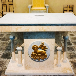 Altar de Mármore Travertino, Magma e Branco Nacional da Distribuidora Alicante. Cordeiro esculpido no Mármore Branco Carrara Italiano Anjos de Resina e Fibra de Vidro